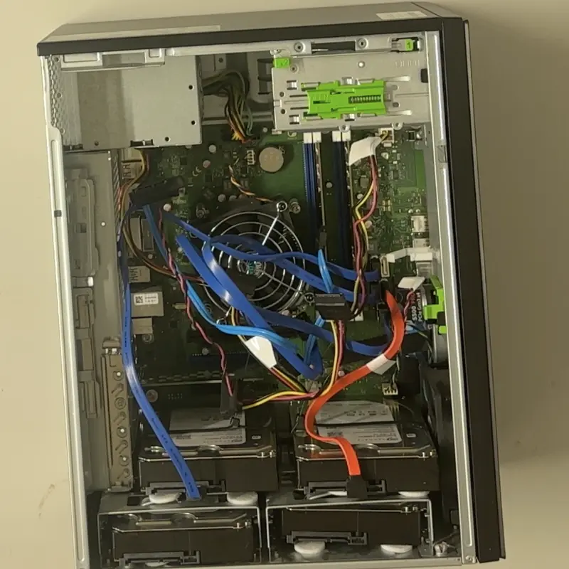 NAS von innen mit 4 Festplatten