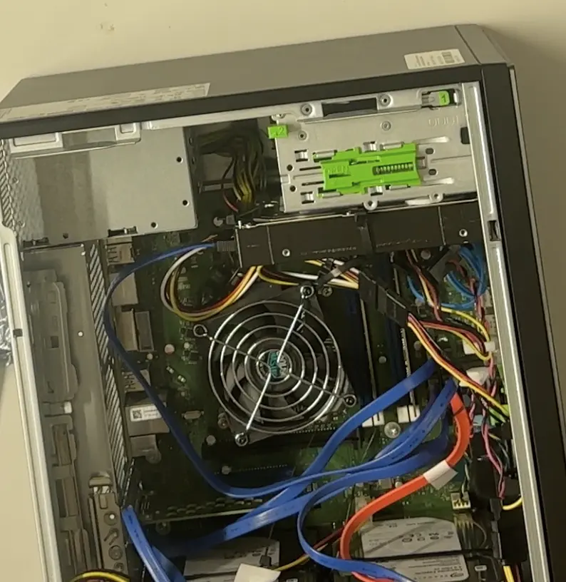 NAS von innen vorerst fertiggestellt (mit Kabelsalat)